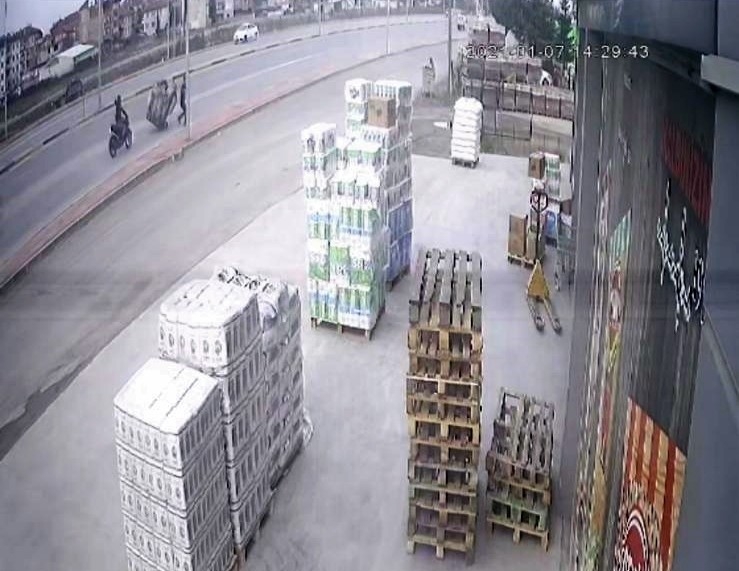 Motosikletli kağıt toplayıcısına böyle çarptı