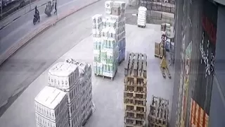 Motosikletli kağıt toplayıcısına böyle çarptı