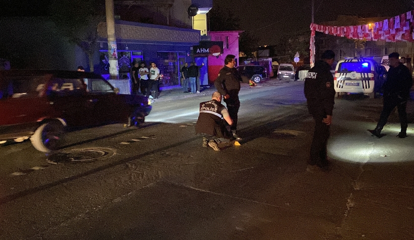 Motosikletli saldırganlar park halindeki araçları kurşunladı