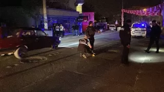 Motosikletli saldırganlar park halindeki araçları kurşunladı