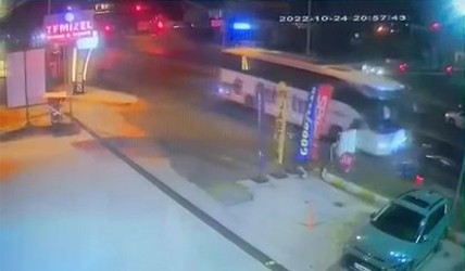 Motosikletlinin öldüğü feci kaza kamerada