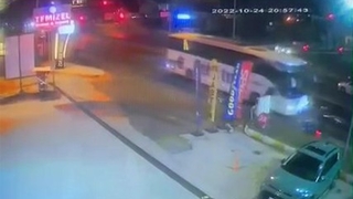 Motosikletlinin öldüğü feci kaza kamerada