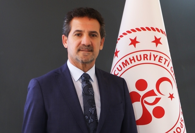 Müdür lojmanı beğenmedi iki daire istedi