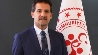 Müdür lojmanı beğenmedi iki daire istedi