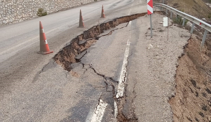 Mudurnu-Göynük kara yolunda göçük oluştu