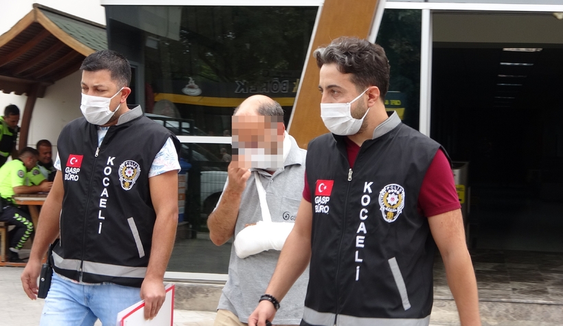 Müezzin kendisini bıçaklayan eşini boğarak öldürdü