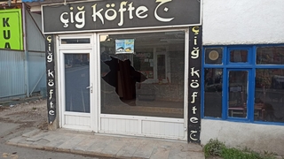Muhtarlık ve işyerinin camları kırıldı