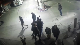 Muşta ve sopalarla benzinliği böyle bastılar