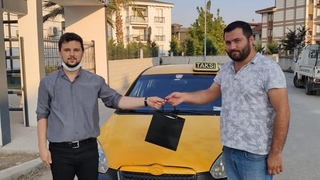 Müşterisinin unuttuğu altınları teslim etti