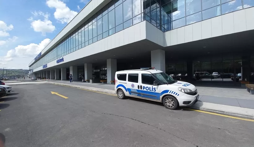Mutfak neden dağınık diyerek annesini bıçakladı