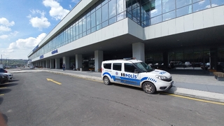 Mutfak neden dağınık diyerek annesini bıçakladı