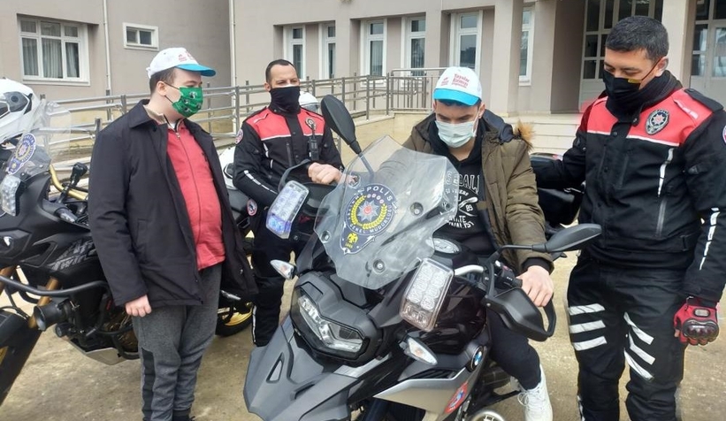 Mutlulukları gözlerinden okundu