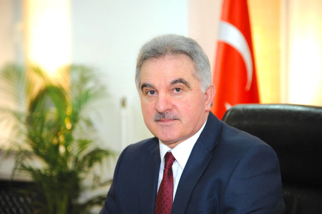 Muzaffer Elmas komşuda öğretim üyesi oldu