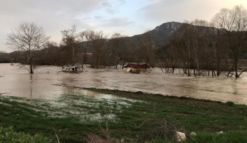 Nehir taştı, tarım alanları sular altında kaldı