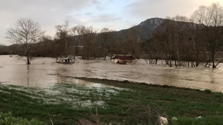 Nehir taştı, tarım alanları sular altında kaldı