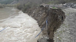 Nehir yükselince sular dolgu araziyi yuttu