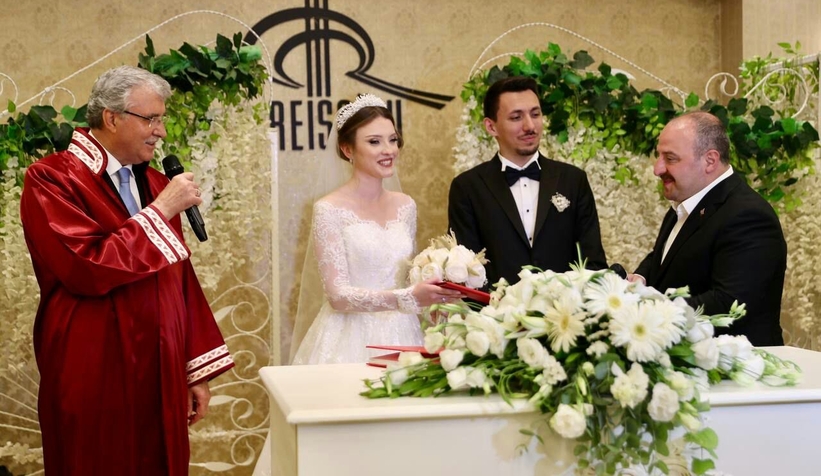 Nikah şahitliğini Bakan Varank yaptı