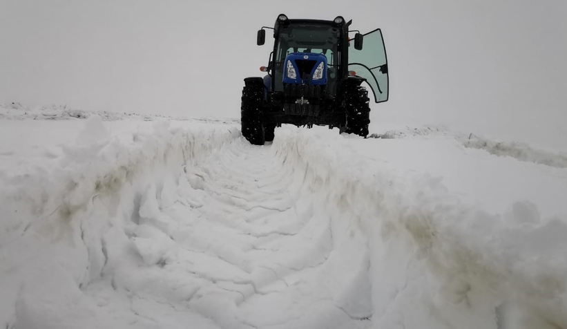 Nisan ayında yağan kar köylülere zor anlar yaşattı