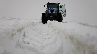 Nisan ayında yağan kar köylülere zor anlar yaşattı