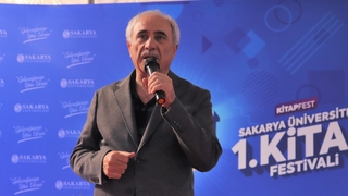 Nurullah Genç SAÜFEST’te öğrencilerle bir araya geldi