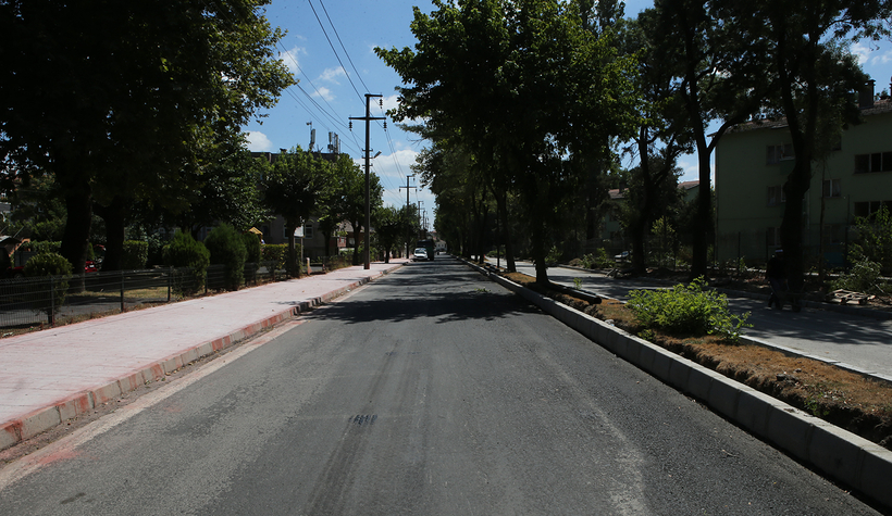 O caddenin son kat asfaltı atılıyor