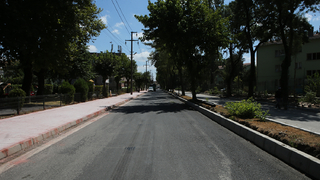 O caddenin son kat asfaltı atılıyor