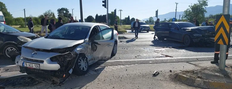 O Kavşakta Bir Kaza Daha Bayram Dönüşü Faciaya Dönüşüyordu 3’ü Çocuk 5 Yaralı