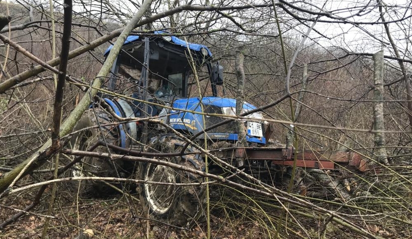 Odun yüklü traktör ağaçlık alana uçtu