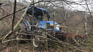 Odun yüklü traktör ağaçlık alana uçtu