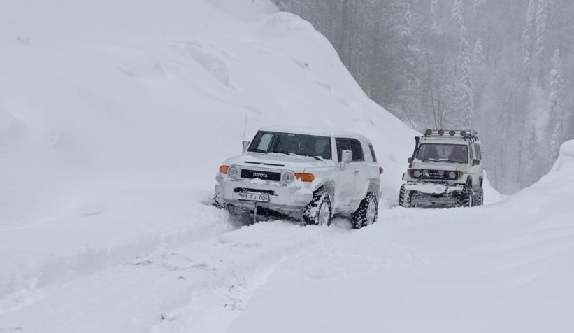 Offroad tutkunları 1,5 metre karda safari yaptı