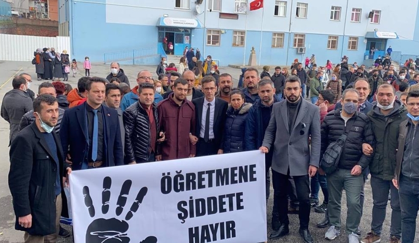 Öfkeli veli, öğrencilerin gözü önünde öğretmeni darp etti