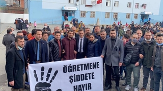 Öfkeli veli, öğrencilerin gözü önünde öğretmeni darp etti