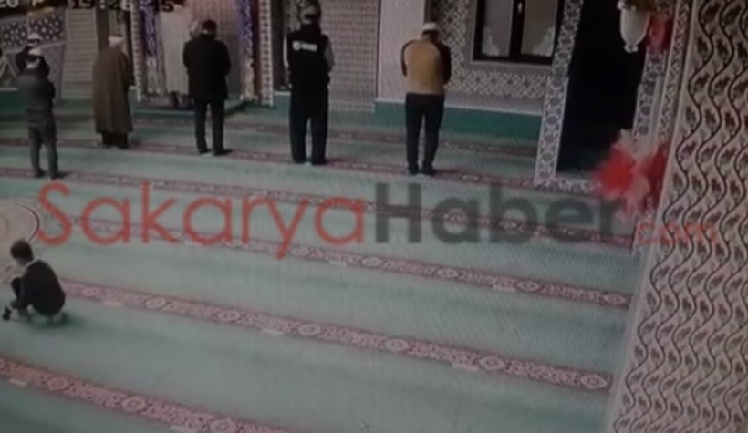 Oğluna camiyi sevdirmek için bakın ne yaptı