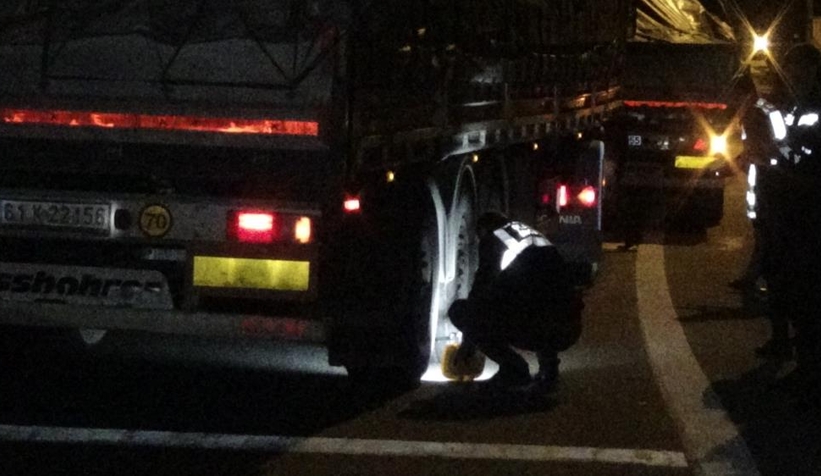 Oğlunun kullandığı tırın altında can verdi