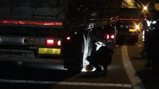 Oğlunun kullandığı tırın altında can verdi