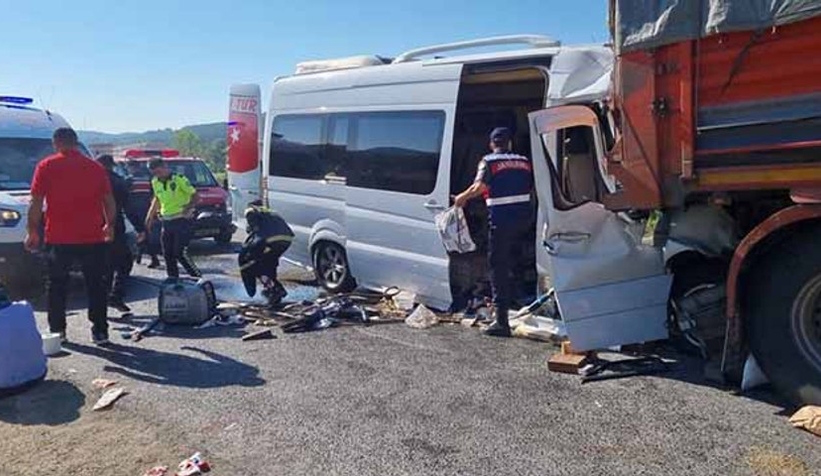 Öğrenci servisi TIR’a çarptı: 1’i ağır 13 yaralı