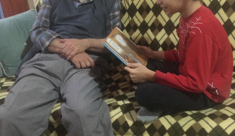 Öğrenciler zamanlarını kitap okuyarak geçiriyor