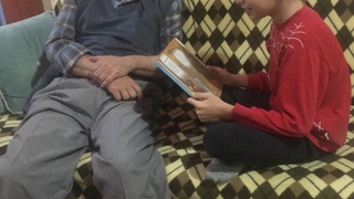 Öğrenciler zamanlarını kitap okuyarak geçiriyor