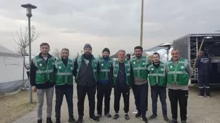 Öğretmen ve memurlar depremzedelerin yardımına koştu