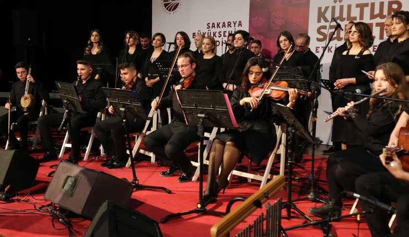 Öğretmen ve öğrencilerden Türk Halk Müziği dinletisi