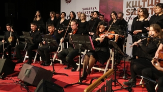 Öğretmen ve öğrencilerden Türk Halk Müziği dinletisi