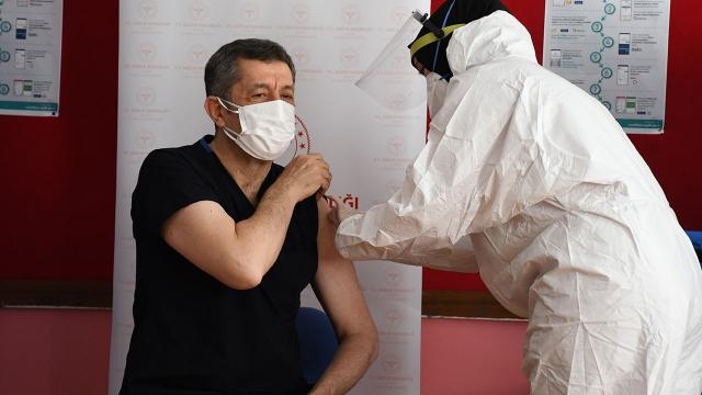 Öğretmenlere aşılama başladı; İlk aşıyı bakan oldu