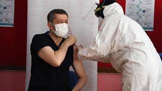 Öğretmenlere aşılama başladı; İlk aşıyı bakan oldu