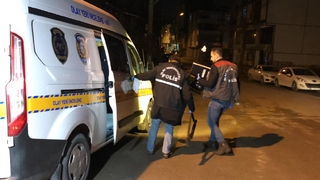 Oğulları kavga eden iki baba arasındaki silahlı kavga kanlı bitti