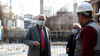 Okul inşaatında inceleme yaptı