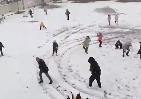 Okul müdürü öğrencilerin kartopu isteğini kırmadı
