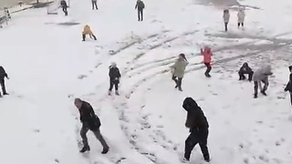 Okul müdürü öğrencilerin kartopu isteğini kırmadı