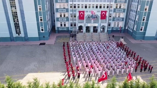 Okul Polisinden yürekleri titreten Cumhuriyet şiiri