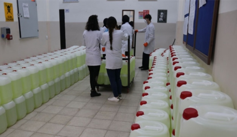Okullarda dezenfektan ve maske üretimi sürüyor