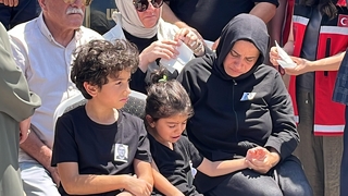 Öldürülen müdür yardımcısının çocuklarından babaya son bakış